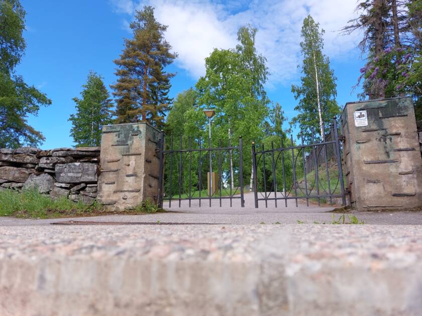 A.F. Aironkadun portti on musta metalliportti, josta käynti hautausmaalle.