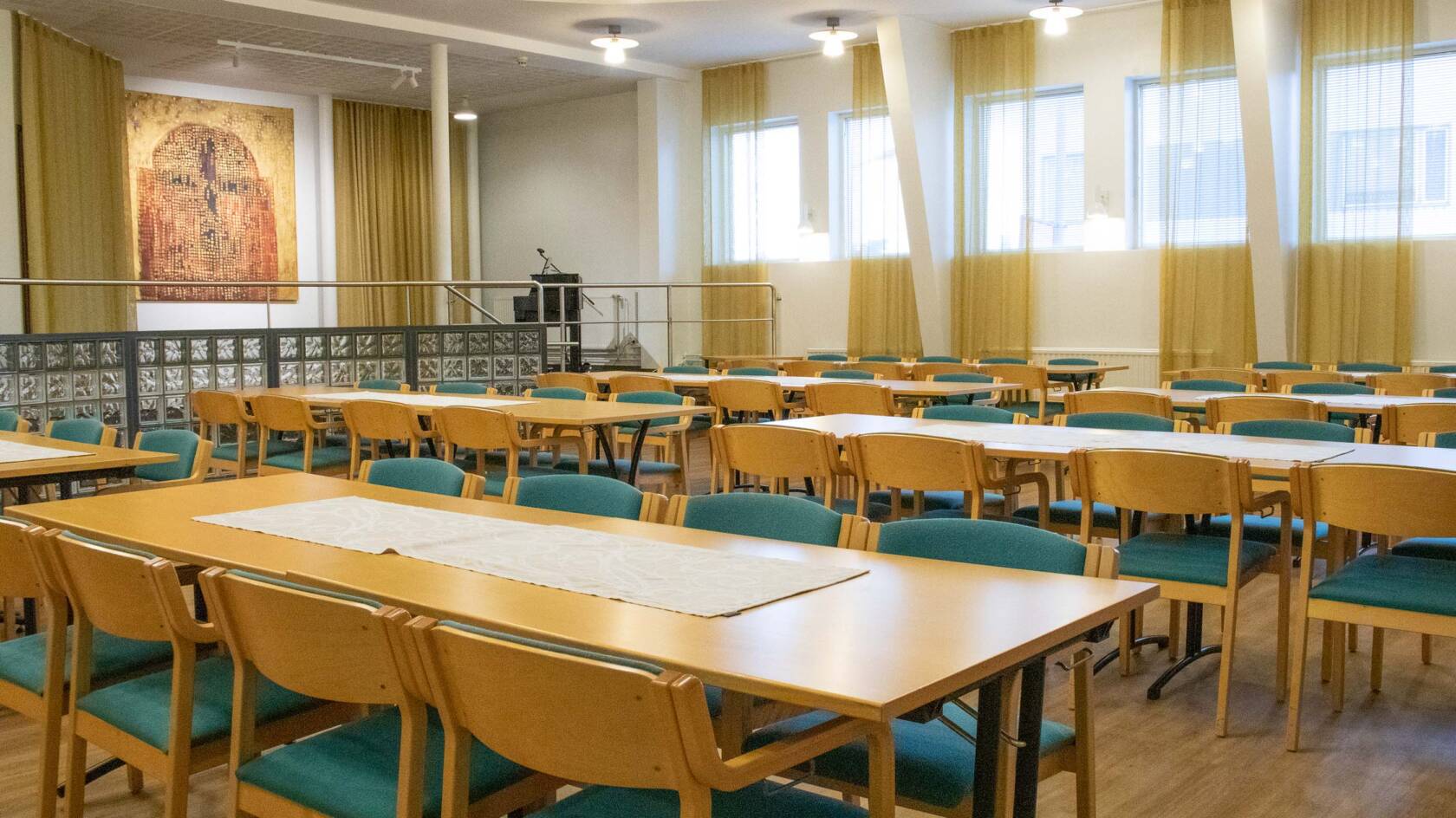 Lampisalissa on noin 80 istumapaikkaa pöytien ääressä. Pitkiä pöytiä tuoleineen. Ikkunat tilan molemmilla sivuilla.