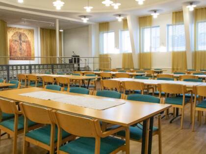 Lampisalissa on noin 80 istumapaikkaa pöytien ääressä. Pitkiä pöytiä tuoleineen. Ikkunat tilan molemmilla sivuilla.