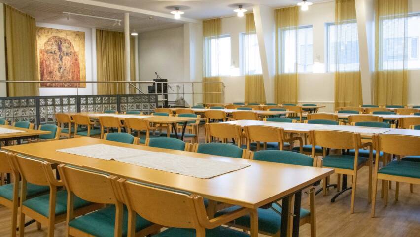 Lampisalissa on noin 80 istumapaikkaa pöytien ääressä. Pitkiä pöytiä tuoleineen. Ikkunat tilan molemmilla sivuilla.