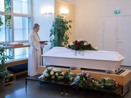 Pappi ja arkku Heinolan siunauskappelissa.
