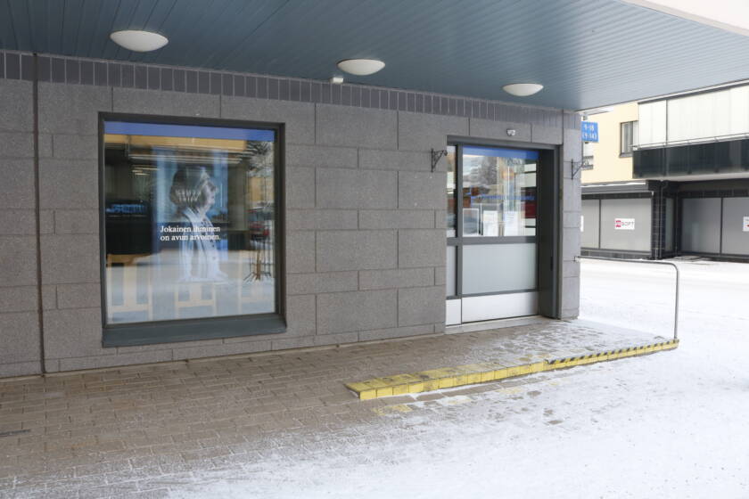 Iso ikkuna ja liukuovet kivirakennuksen alakerrassa.