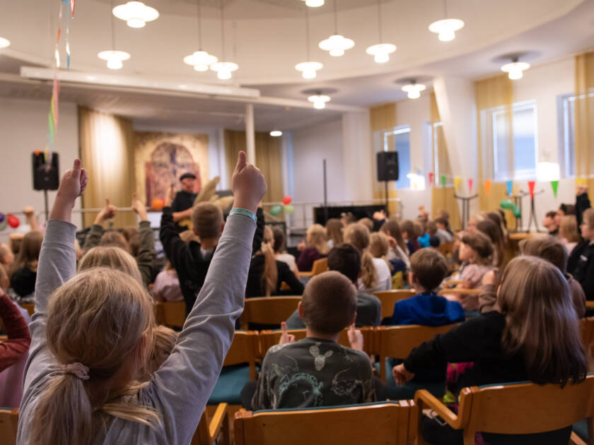 Lapsia osallistumassa 10-synttäreiden ohjelmaan.