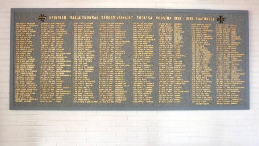 Suureen kivitauluun on kaiverrettu kultaisin kirjaimin Heinolan maalaiskunnan sankarivainajien nimiä eli sodissa 1939-1945 kaatuneita.