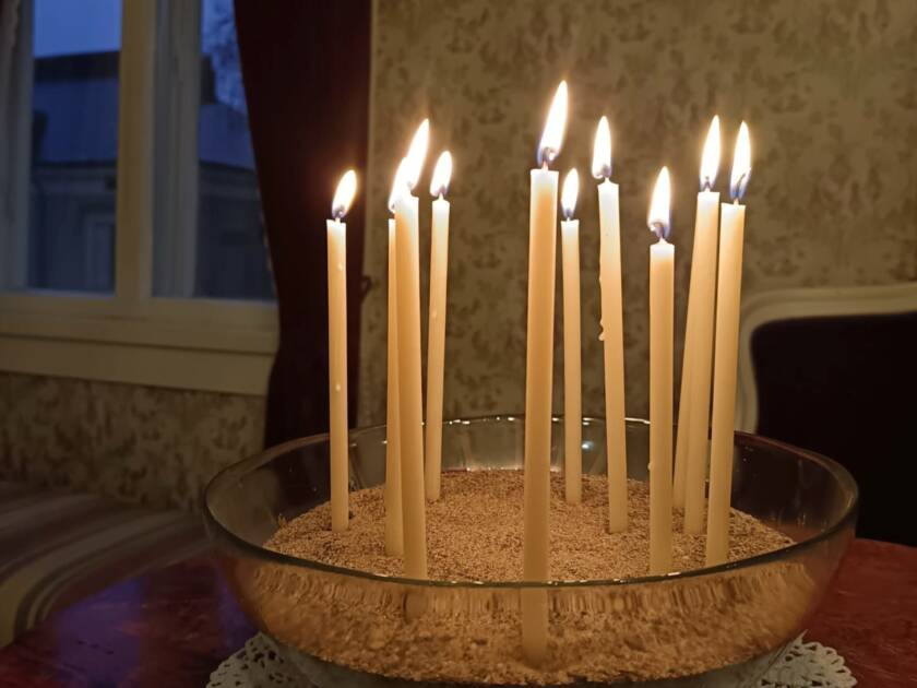 Palavia ohuita tuohuksia aseteltuna astiaan, jossa on hiekkaa.