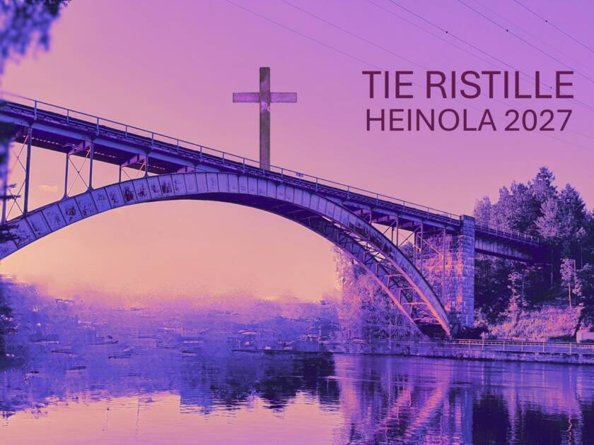 Violetinsävyinen kuva, jossa näkyy rautatiesilta veden yllä, sillan päällä risti ja kuvassa teksti Tie ristille Heinola 2027