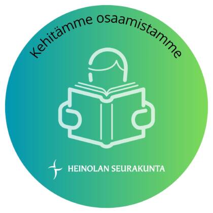 Vihreällä pohjalla valkoinen kuvake, jossa henkilö lukee kirjaa ja teksti Kehitämme osaamistamme. Alla Heinolan seurakunnan logo.