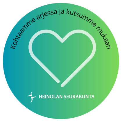 Vihreällä pohjalla valkoinen piirroskuva sydämestä ja teksti Kohtaamme arjessa ja kutsumme mukaan. Alla Heinolan seurakunnan logo.