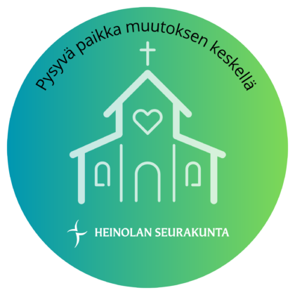 Vihreällä pohjalla valkoinen piirroskuva kirkkorakennuksesta ja teksti Pysyvä paikka muutoksen keskellä. Alla Heinolan seurakunnan logo.