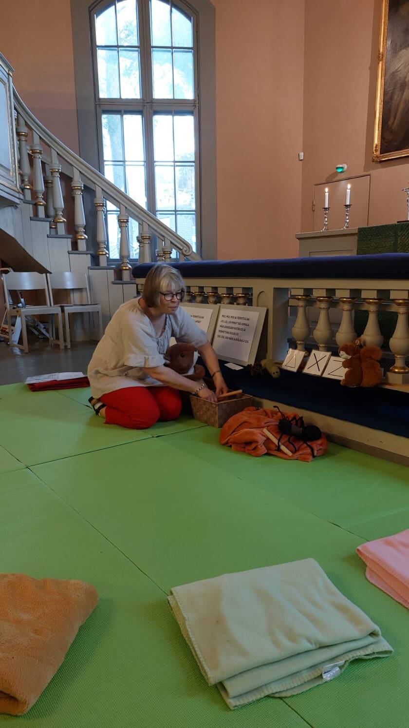 Lastenohjaaja valmistelemassa perhemuskarin ohjelmaa.