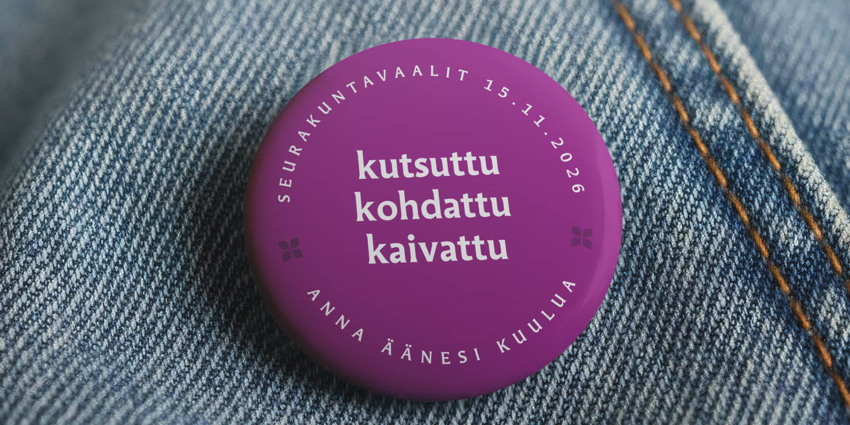 Farkkukankaalla nappi, jossa lukee "kutsuttu, kohdattu, kaivattu".