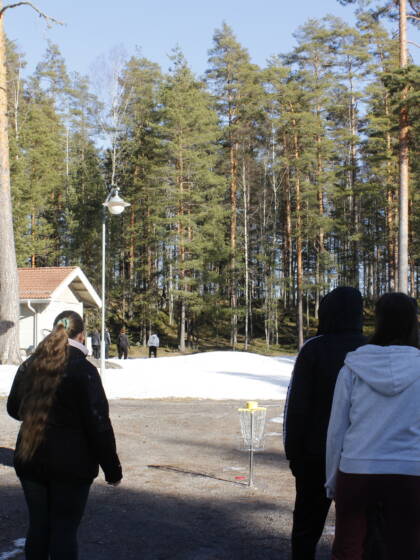 Isosia harjoittelemassa leikkien pitämistä