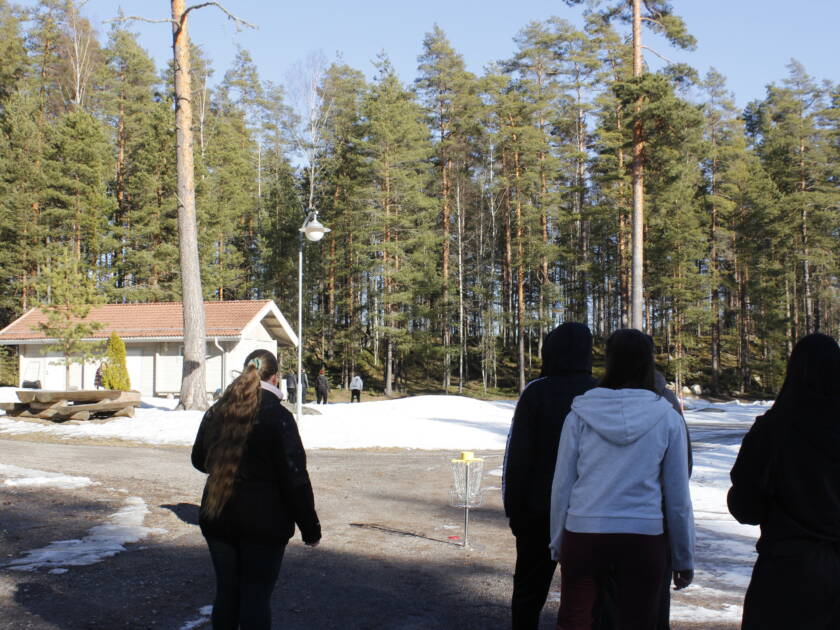 Isosia harjoittelemassa leikkien pitämistä