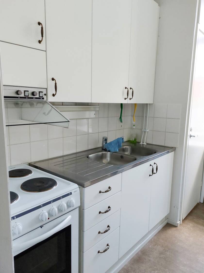 Vaalean sävyinen keittiö.
