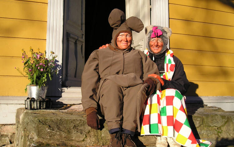 Otto kirkonrotta ja sisko tapulin rapuilla