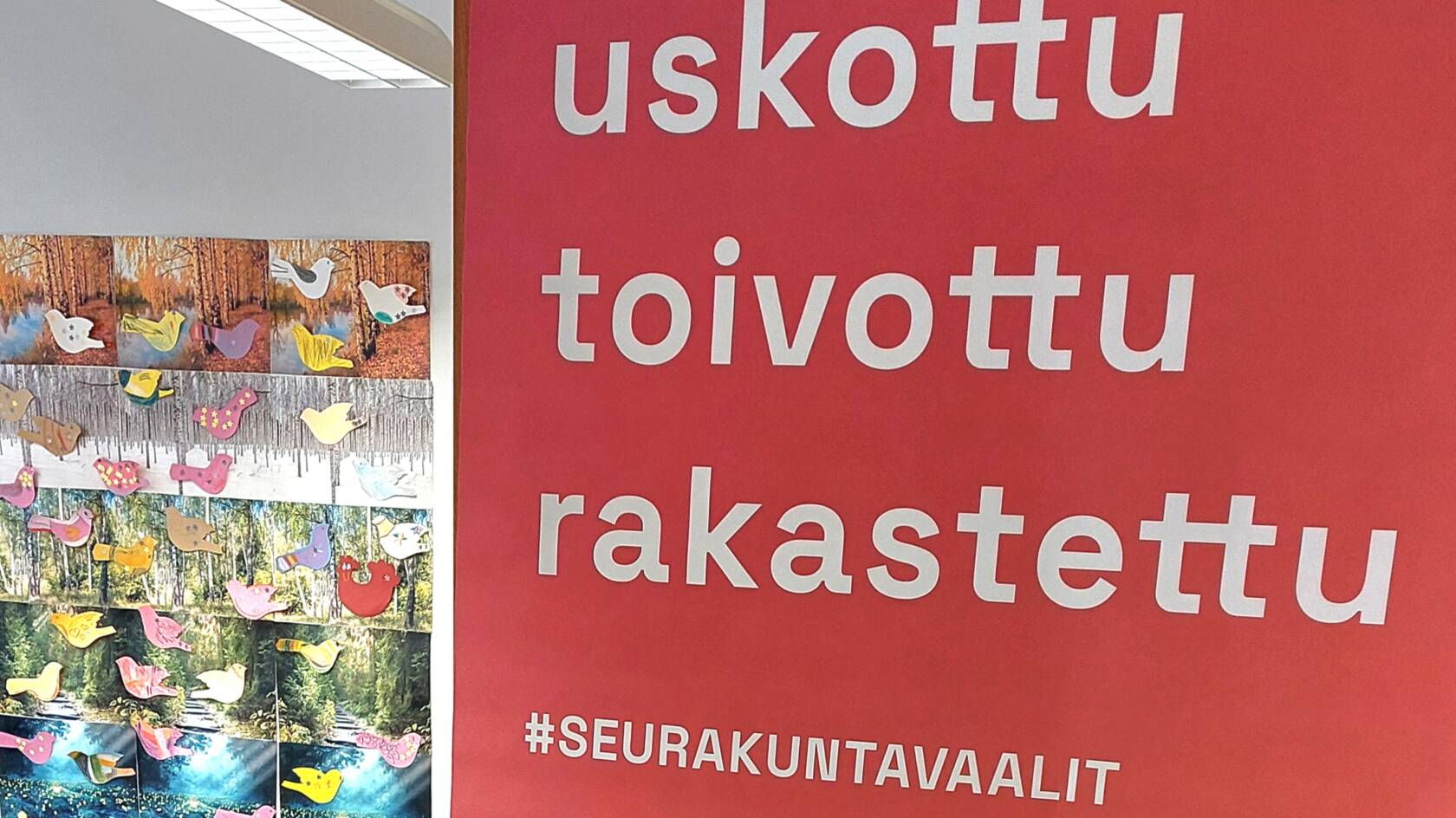 Oranssi juliste, jossa on teksti "uskottu, toivottu, rakastettu" ja "seurakuntavaalit".