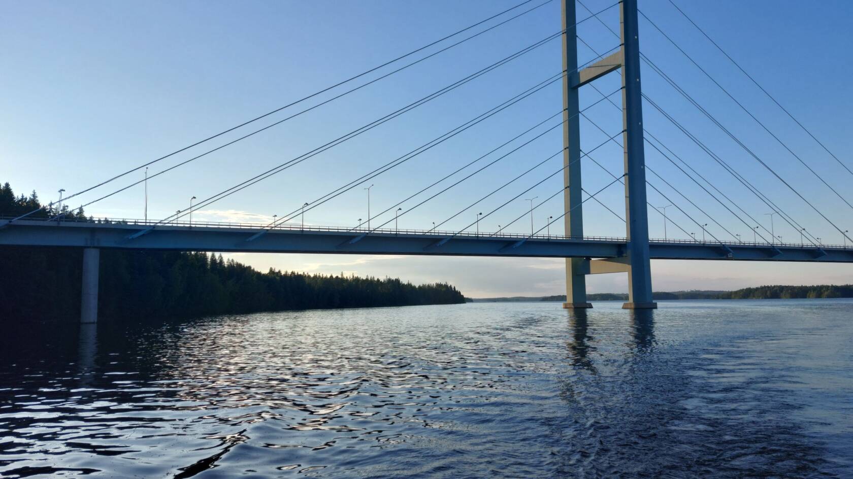 Silta, jossa on korkea h-mallinen pyloni. Alapuolella vettä.